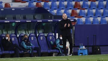VALENCIA, SPAIN - FEBRUARY 14: Paco Lopez, Head coach of Levante UD reacts during the La Liga Santander match between Levante UD and C.A. Osasuna at Ciutat de Valencia Stadium on February 14, 2021 in Valencia, Spain. Sporting stadiums around Spain remain