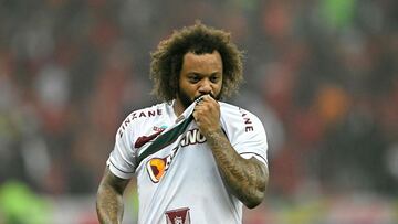 Marcelo celebra el pase a la final de la Copa Libertadores besando el escudo de la camiseta de Fluminense.