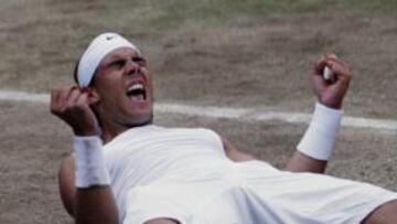 <b>REY DE LA HIERBA EN WIMBLEDON. </b>Rafa Nadal celebra su triunfo en el torneo británico, tras un agotador encuentro contra Federer.