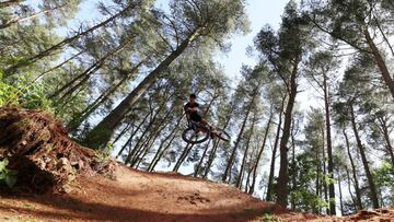 Reece Wilson se entrena en un bosque de Earlston