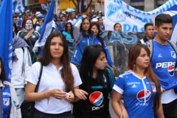 Las calles de Bogotá se pintan de azul y blanco