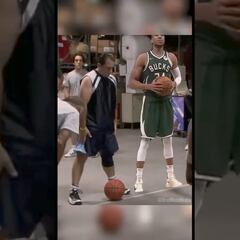 ¿Quién tarda más en lanzar un tiro libre, Michael Scott o Giannis Antetokounmpo?