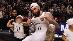 Vincent Poirier celebra en el Carpena con su hija, que imita su gesto para la foto, y su mujer su sexto título con el Real Madrid, su primera Copa.