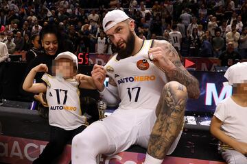 Vincent Poirier, celebra con su familia el vigesimonoveno título de Copa del Rey del conjunto blanco.