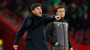 Cacique Medina, dando instrucciones durante el Granada - Real Sociedad.