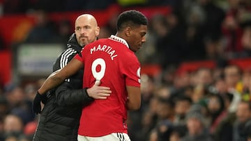 Erik ten Hag y Anthony Martial, entrenador y jugador del Manchester United, se saludan en la sustitución del francés.