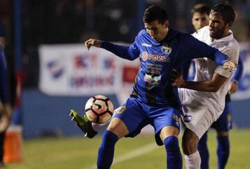 Sergio Unrein of Venezuela's Zulia, left, fights for the ball with Alvaro Gonzalez of Uruguay's Nacional at a Copa Libertadores soccer match in Montevideo, Uruguay, Wednesday, March 15, 2017. (AP Photo/Matilde Campodonico)