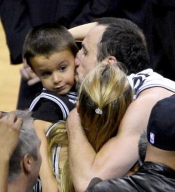 Ginóbili, clave en la reacción de los Spurs tras un mal arranque, celebra junto a su familia. Se ha sacado la espina tras sus errores en la final de 2013.
