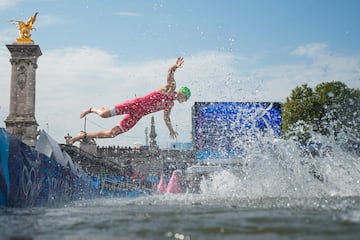 Austria's Tjebbe Kaindl dives into the Seine river.