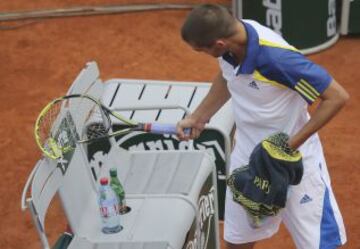 El tenista ruso Mikhail Youzhny rompe su raqueta tras perder un punto durante su partido de la cuarta ronda del Roland Garros disputado frente al alemán Tommy Haas