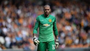 Víctor Valdés durante un partido con el Manchester United.