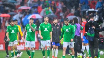 Los jugadores del Betis, tras caer en Gerona.