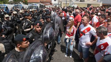Picture released by DP via Noticias Argentinas showing police forces blocking supporters of River Plate in the surroundings of the Monumental stadium in Buenos Aires following an attack on the Boca team bus before the all-Argentine Copa Libertadores second leg final match between River Plate and Boca Juniors on November 24, 2018. - Saturday's "superclasico" Copa Libertadores final was postponed until Sunday following an attack on the Boca team bus that left players affected by smoke inhalation and broken glass. (Photo by Santiago VIANA / NOTICIAS ARGENTINAS / AFP) / Argentina OUT / RESTRICTED TO EDITORIAL USE - MANDATORY CREDIT "AFP PHOTO / NA / DP / SANTIAGO VIANA" - NO MARKETING NO ADVERTISING CAMPAIGNS - DISTRIBUTED AS A SERVICE TO CLIENTS