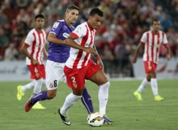 El defensa brasileño del Almería Michel Macedo (d) se escapa de Salva Sevilla, del R.C.D Espanyol, durante el encuentro de Liga de Primera División que se está disputando esta noche en el estadio de los juegos Mediterráneos, en Almería.