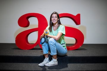 Laura Ester, con su medalla de oro en la redacción de AS. 