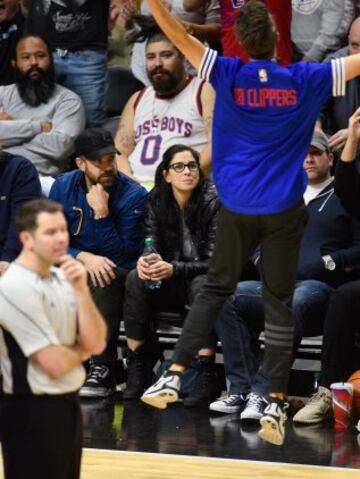 Los actores Jason Sudeikis y Sarah Silverman en el Staples Center durante el Clippers-Nuggets.