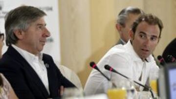 Alejandro Valverde junto al mánager general de su equipo, el Movistar Team, Eusebio Unzué.