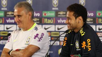 Neymar y Tite sonr&iacute;en durante una rueda de prensa de la selecci&oacute;n brasile&ntilde;a.