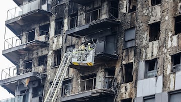 Bomberos en una grúa sanean la fachada quemada, a 26 de febrero de 2024, en Valencia, Comunidad Valenciana (España). Un incendio de grandes dimensiones arrasó el pasado 22 de febrero un edificio de 14 plantas en el barrio valenciano de Campanar. El fuego, originado en el cuarto piso del inmueble, generó una gran columna de llamas y una densa humareda que ha afectado a varias plantas del edificio. En el edificio, de 138 viviendas, residían unas 450 personas. El incendio ha dejado diez víctimas mortales. Actualmente se están investigando las causas que han podido propiciar esta catástrofe.
26 FEBRERO 2024;VALENCIA;INVESTIGACION;INCENDIO;FUEGO;VIVIENDA;EDIFICIO
Rober Solsona / Europa Press
26/02/2024