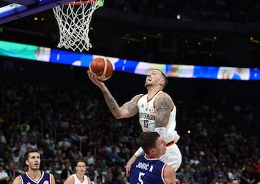 Daniel Theis en acción durante la final contra Serbia.