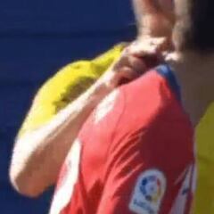 Morata protestó que el árbitro le había propinado una 'colleja'