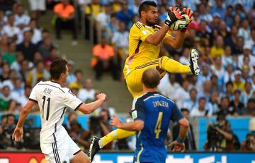 Miroslav Klose y el portero Sergio Romero.