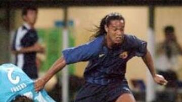 <b>ESPERA EL REFUERZO</b>. Ronaldinho cree que el fichaje del camerunés sería bueno para el FC Barcelona.
