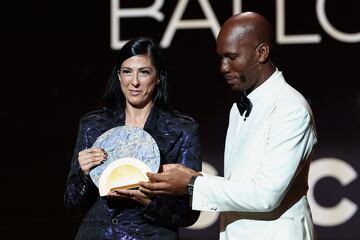 La delantera española Jennifer Hermoso Fuentes recibe el Trofeo Sócrates a la jugadora más involucrada en proyectos sociales y benéficos de manos del exfutbolista marfileño y presentador de la velada Didier Drogba durante la ceremonia de entrega del Balón de Oro.