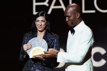 La delantera española Jennifer Hermoso Fuentes recibe el Trofeo Sócrates a la jugadora más involucrada en proyectos sociales y benéficos de manos del exfutbolista marfileño y presentador de la velada Didier Drogba durante la ceremonia de entrega del Balón de Oro.