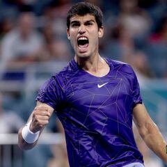 Alcaraz gana al campeón Hurkacz para meterse en la final