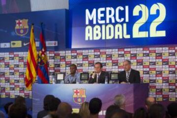 Eric Abidal anunció en una sala de prensa repleta y entre lágrimas que se va del Barcelona. Lo hizo en un acto en el que estuvo acompañado por toda la plantilla del Barcelona y en la que estuvo acompañado por Sandro Rosell y Andoni Zubizarreta.