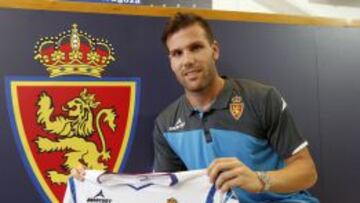 Ortu&ntilde;o posa con su nueva camiseta en su presentaci&oacute;n como jugador del Real Zaragoza
 