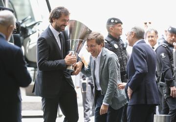 El alcalde de Madrid, José Luis Martínez Almeida, conversa entre risas con el capitán del Real Madrid, Sergio Llull.