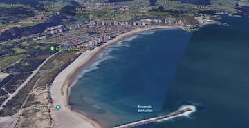 Este concurrido arenal de la costa central de Asturias es perfecto para el surf. Tiene más de 2 kilómetros y... muchas olas. 