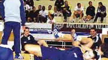 <b>OJO AVIZOR.</B> La plantilla del Valladolid seguía ayer atenta el entrenamiento del Montpellier, su rival hoy.