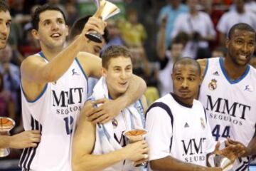 Carroll celebra con Mirotic la Supercopa de España de 2012.
