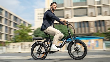 Esta bici eléctrica plegable cabe en cualquier maletero y está cambiando la rutina de muchos. Está disponible en Amazon.
