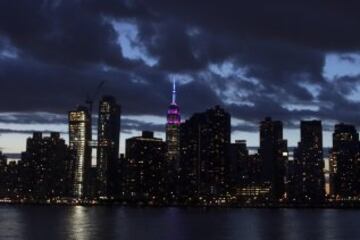 Vista del icónico edificio del Empire State iluminado con los colores del FC Barcelona en Nueva York.