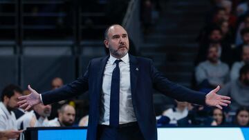 El entrenador del Real Madrid, Chus Mateo, durante el partido de Euroliga de baloncesto que Real Madrid y Mónaco disputan este jueves en el WiZink Center.