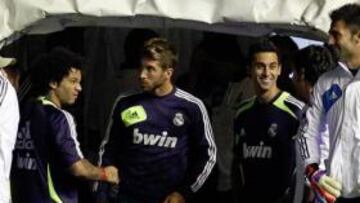 <b>PREPARADO. </b>Sergio Ramos, ayer, en el túnel de vestuarios de Vallecas junto a Marcelo y Arbeloa.