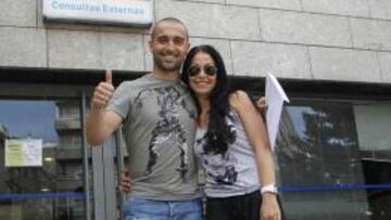 <b>DE VUELTA A CASA. </b>Bustos abandonó la clínica junto a su mujer.