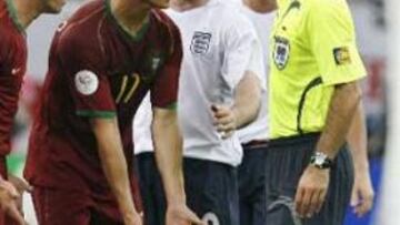 <b>CRISTIANO Y ROONEY.</b>Momento en el que el portugués se queja al árbitro por la entrada del inglés, que sería expulsado. De nuevo Rooney vuelve a ser noticia y en esta ocasión quiere resolver las diferencias con su compañero de equipo a tortas