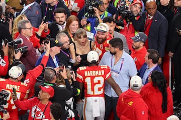 El apasionado beso de Taylor Swift y Travis Kelce celebrando la victoria en la Super Bowl