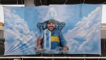 (FILES) In this file photo taken on March 14, 2021 a banner with an image of late Argentine football icon Diego Maradona is seen during the Argentine Professional Football League Superclasico match between Boca Juniors and River Plate at La Bombonera stadium in Buenos Aires. - The public prosecutor's office investigating Argentine football star Diego Maradona's death postponed on May 28, 2021 for June 14 the beginning of the hearings of seven people suspicious of having "abandoned him to his fate", which were scheduled to start on May 31. (Photo by Alejandro PAGNI / POOL / AFP)