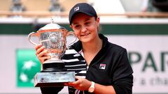 Ashleigh Barty posa con el trofeo de campeona de Roland Garros 2019.