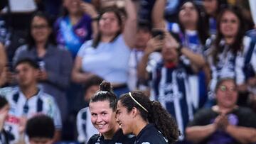 jugadoras de Rayadas después de anotar un gol.