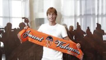 Canales posó con la bufanda del club.