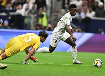 Doha (Qatar), 18/12/2024.- Vinicius Junior (R) of Real Madrid and Carlos Agustin Moreno Luna of CF Pachuca in action during the FIFA Intercontinental Cup 2024 final match between Real Madrid and Pachuca in Lusail, Qatar, 18 December 2024. (Catar) EFE/EPA/NOUSHAD THEKKAYIL
