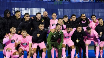 Los jugadores del Celta celebran la victoria ante el Dinamo de Zagreb en el Estadio Maksimir.