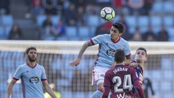 Pablo Hern&aacute;ndez golpea de cabeza el bal&oacute;n delante de Jord&aacute;n durante el partido entre el Celta y el Eibar. 